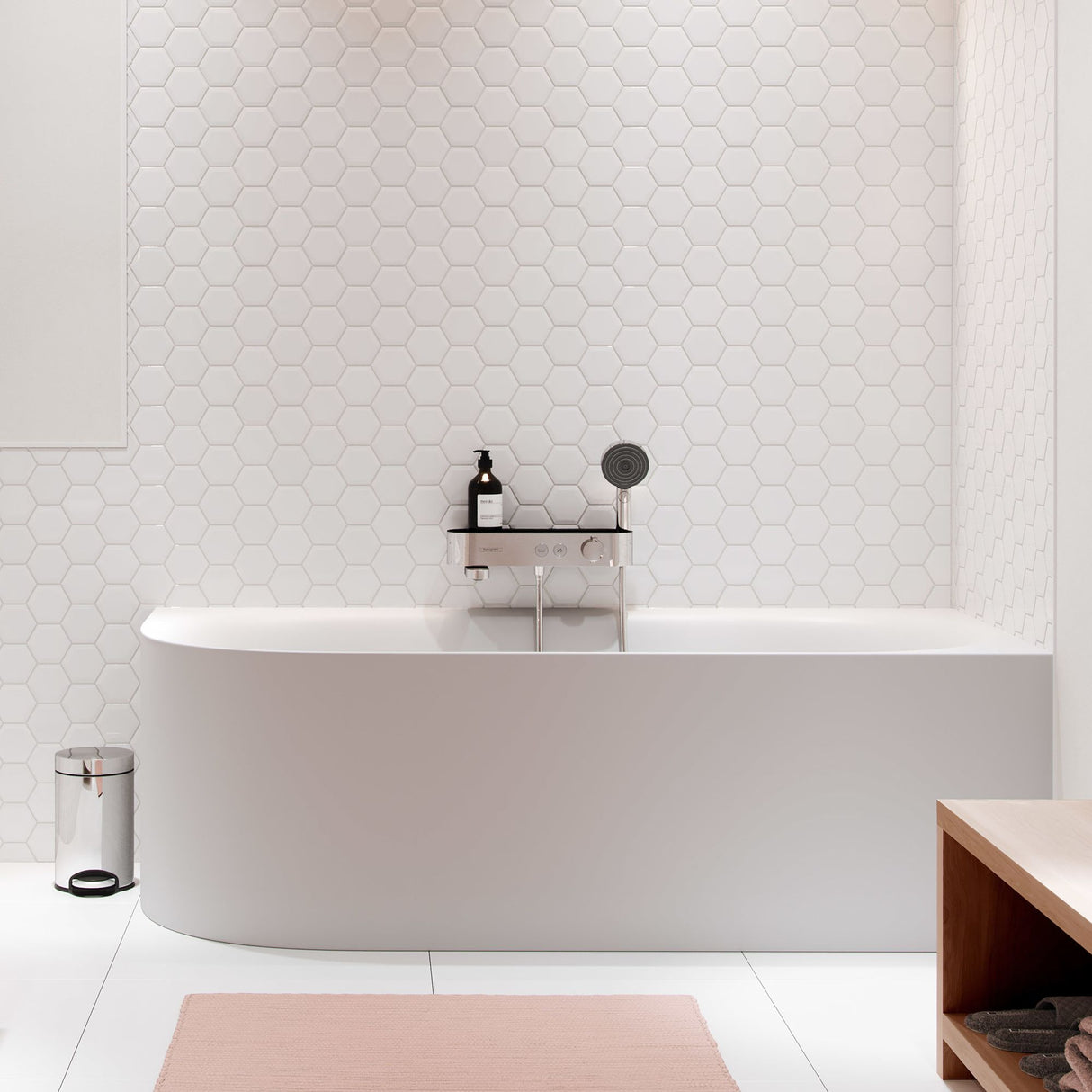 Baignoire Grohe blanche design, robinetterie chromée, salle de bain moderne