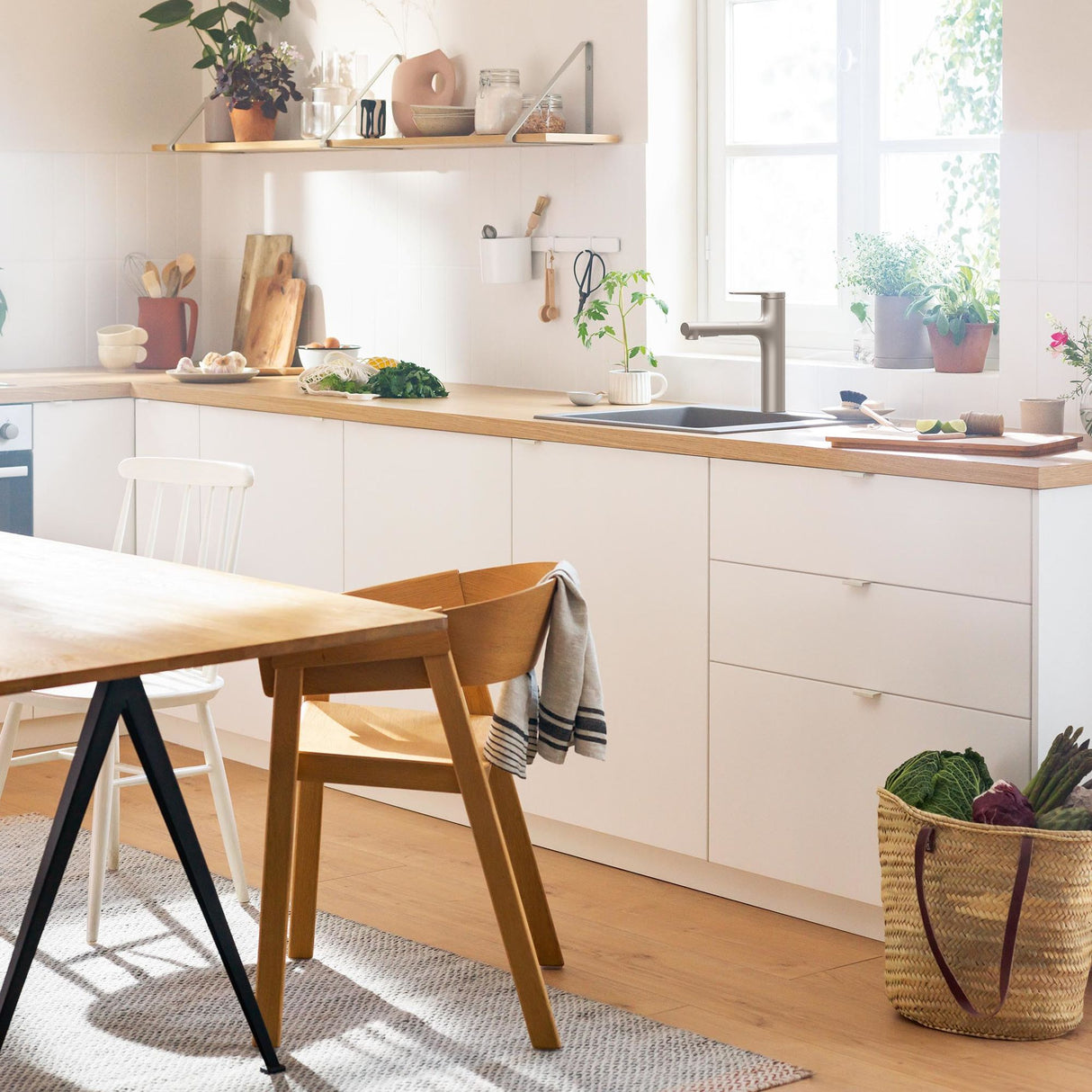 Mitigeur de cuisine Grohe, robinet inox brossé élégant sur évier de cuisine moderne blanche