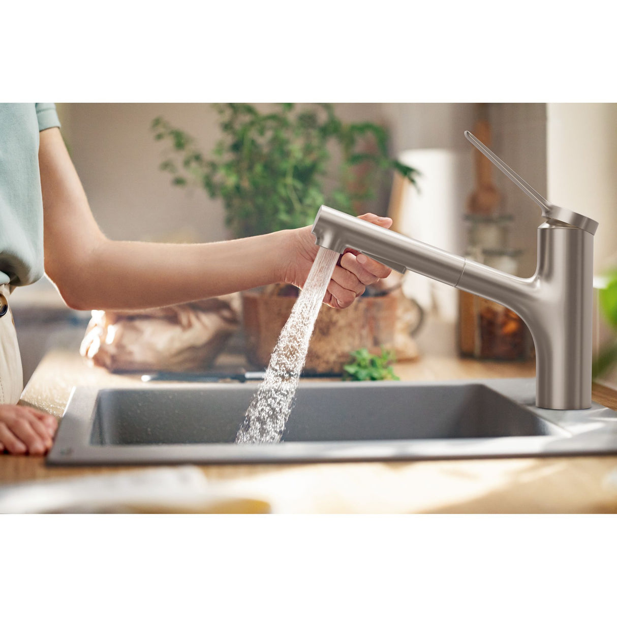 Mitigeur de cuisine Grohe, couleur inox, robinet moderne avec douchette, installé sur évier