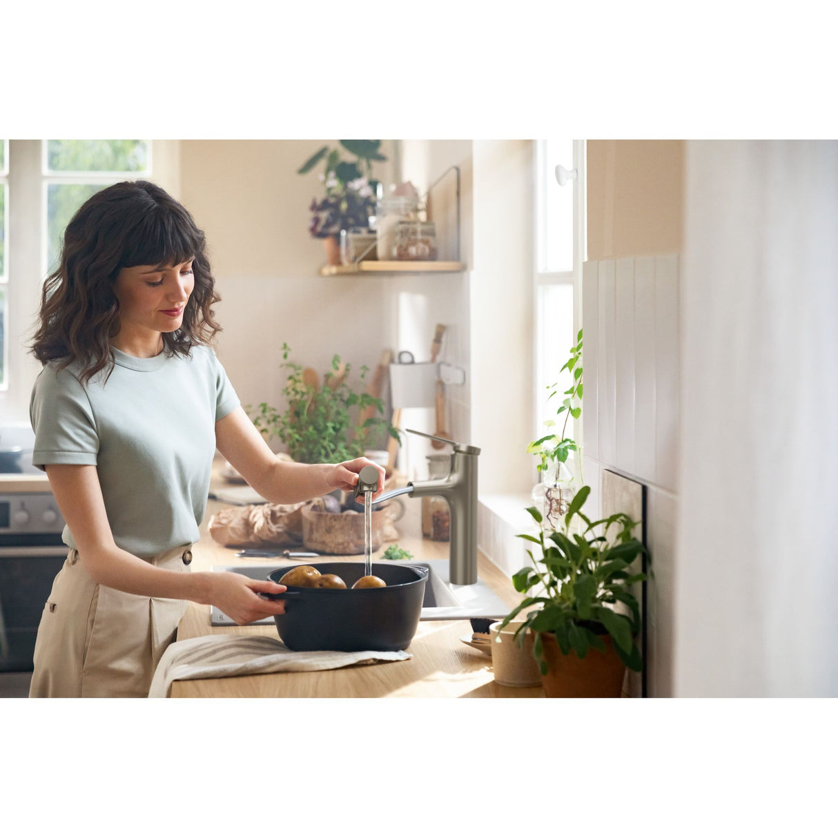 Mitigeur lavabo Grohe, robinet salle de bain chromé, femme utilisant robinet argenté.