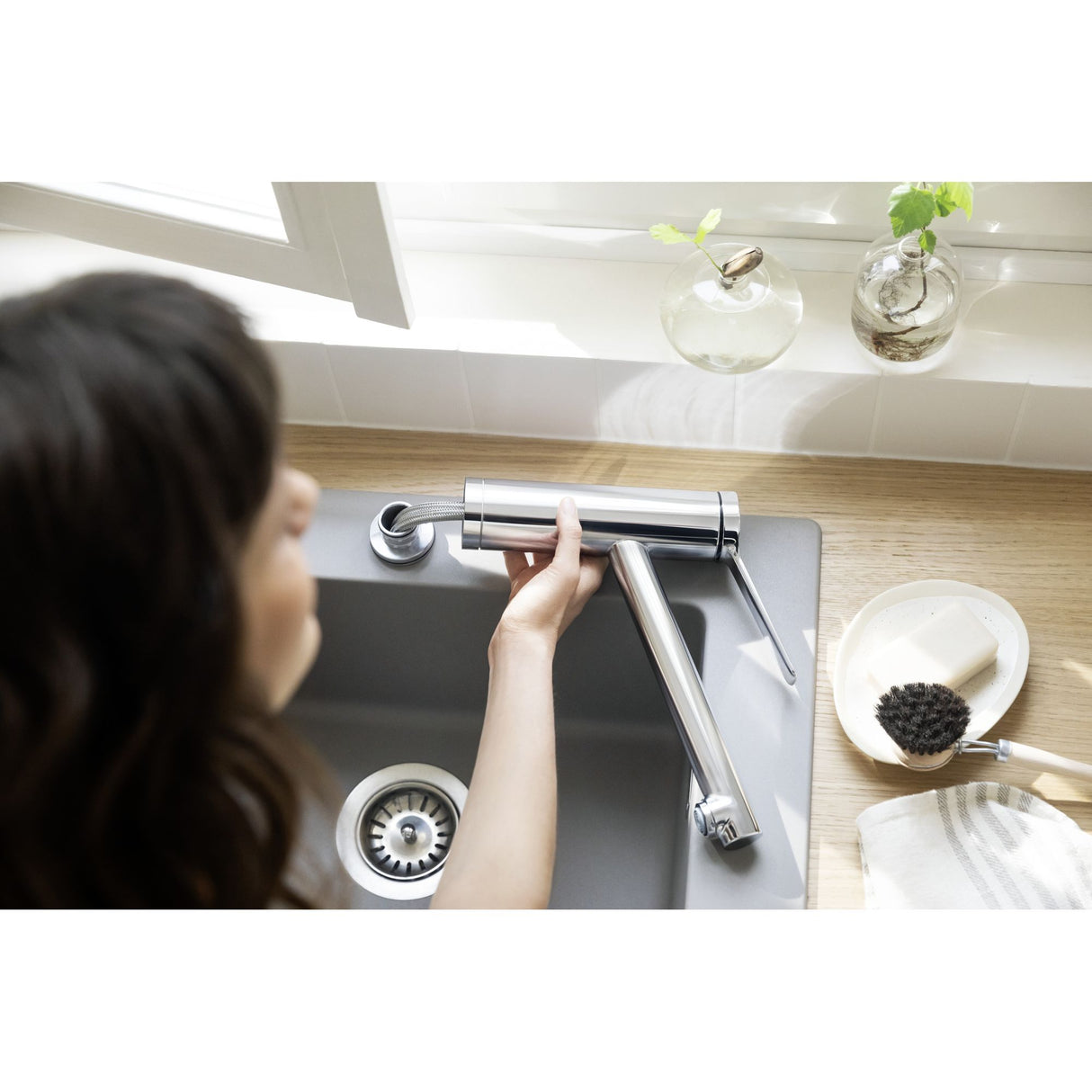 Mitigeur cuisine Grohe, robinet inox chromé, montage évier, design moderne.