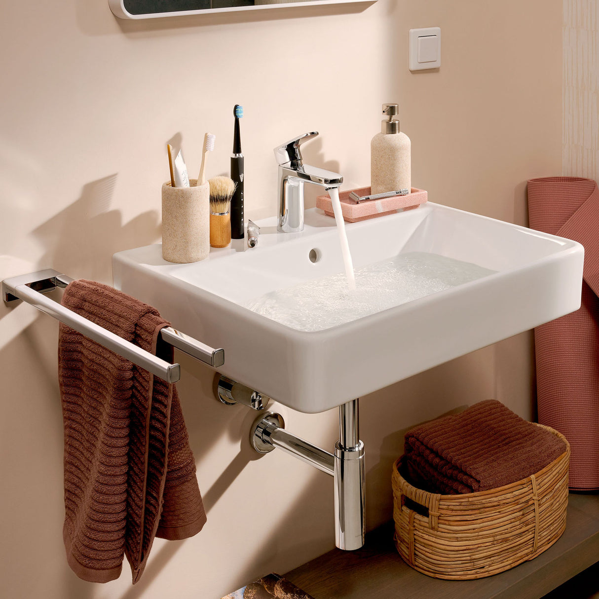 Lavabo blanc Grohe rectangulaire avec robinet chromé, serviette marron, ambiance salle de bain