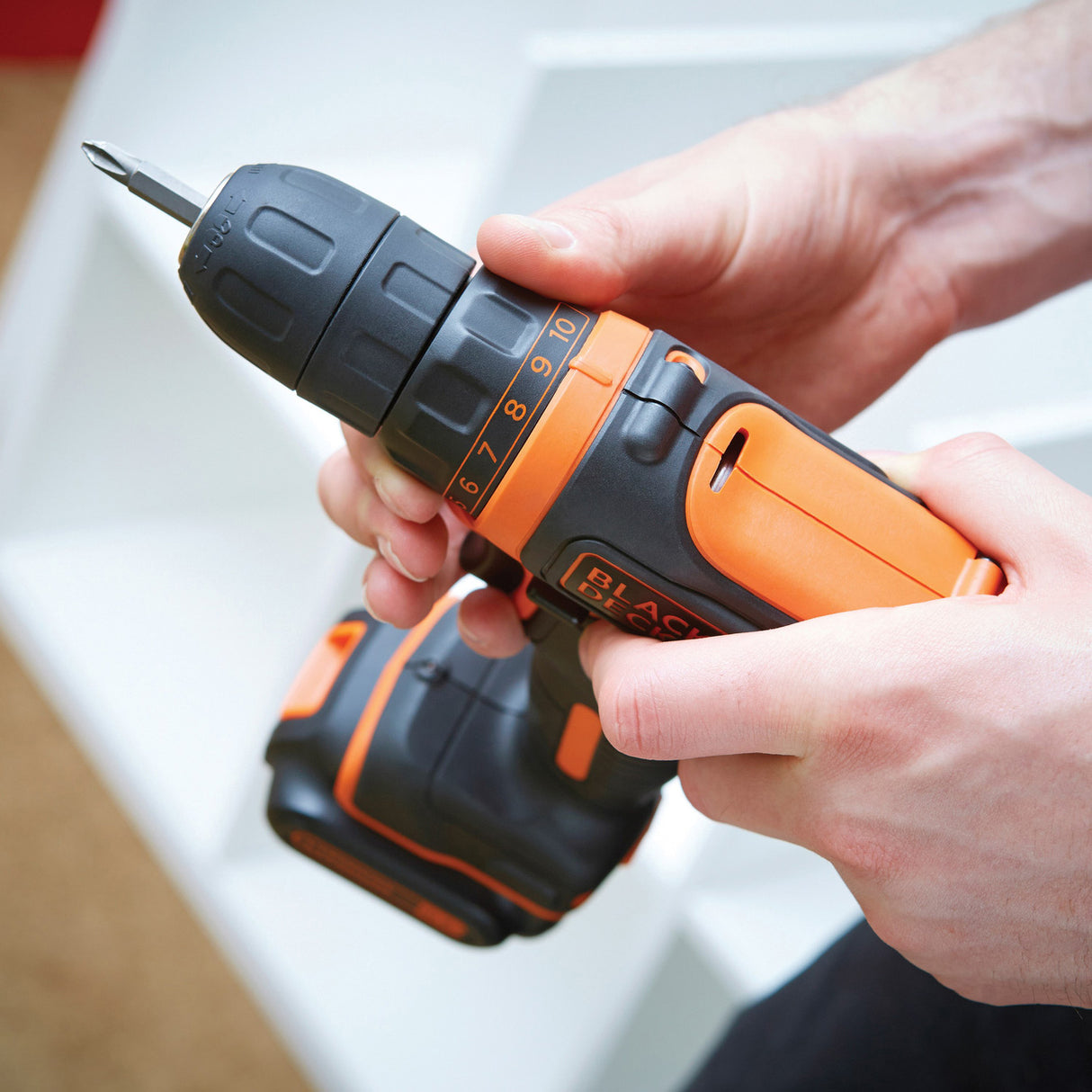 Perceuse visseuse sans fil BLACK+DECKER 12V avec 2 batteries 1,5Ah et 100 accessoires, outil électrique pour bricolage.