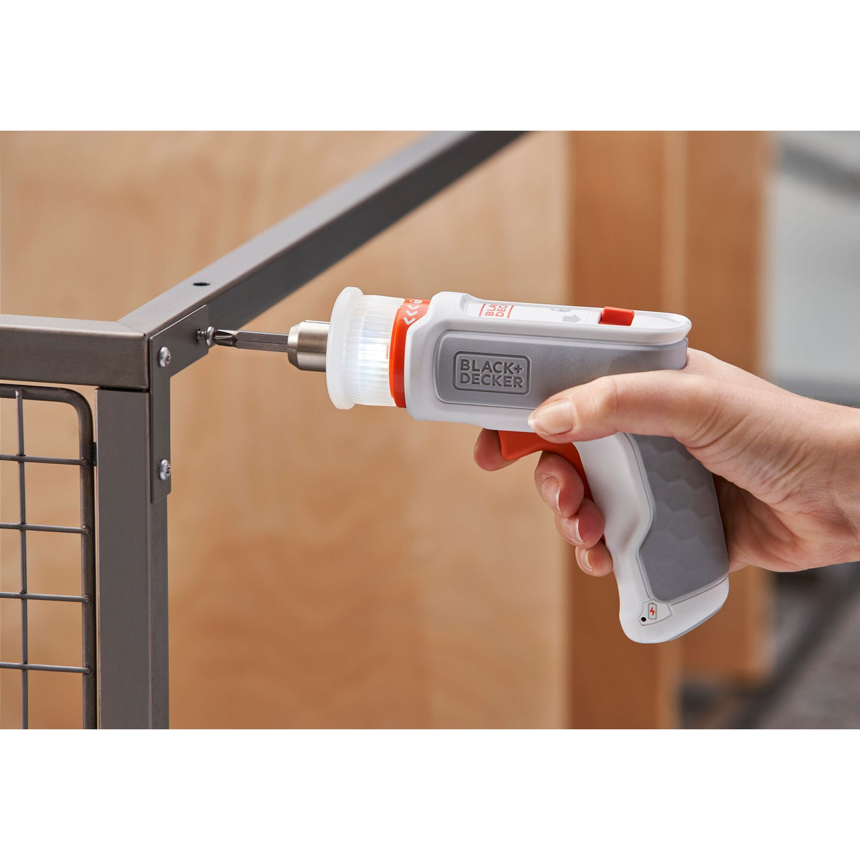 Tournevis électrique universel BLACK+DECKER HEXDRIVER 3,6V, 1,5Ah, outil de vissage et perçage compact.