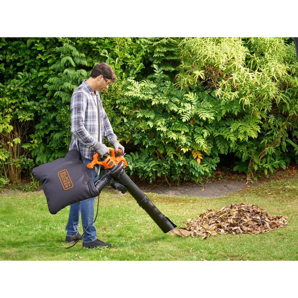 Souffleur BLACK+DECKER 2600W avec système bi-tube, aspirateur, souffleuse et broyeur, équipé de tubes en plastique noir.