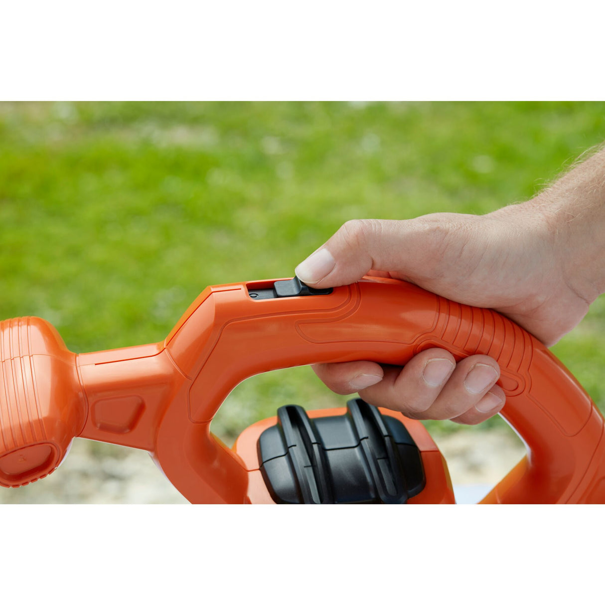 Souffleur BLACK+DECKER 2600W avec système bi-tube, aspirateur, souffleur et broyeur, livré avec accessoires pour jardinage.