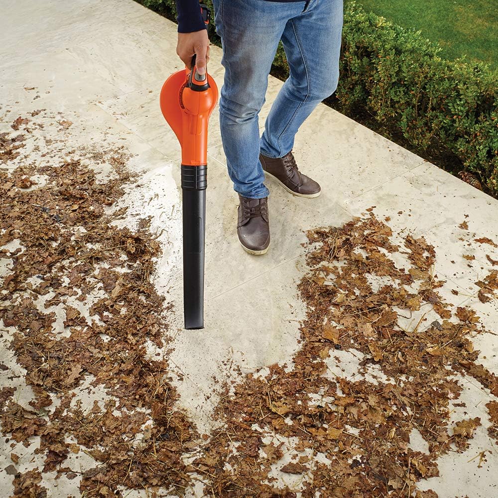 Souffleur Black+Decker, outil de jardin orange et noir, utilisé pour nettoyer les feuilles.