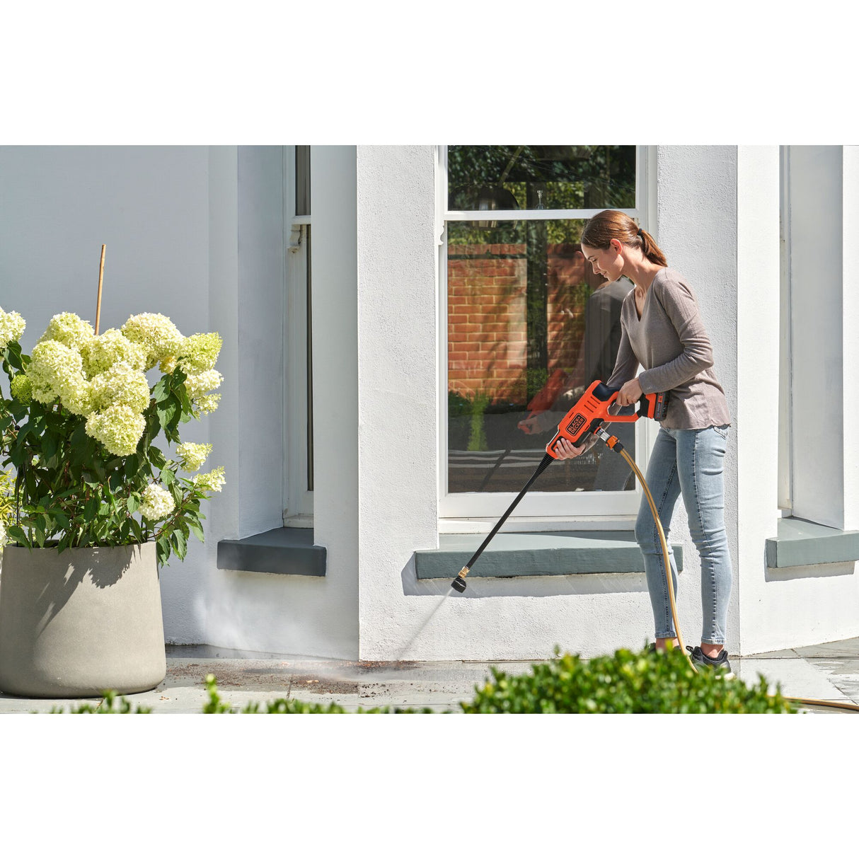 Tube longue BLACK+DECKER de 57cm, accessoire multi-usages pour nettoyeur haute pression BDCCS18N-XJ visible en image.