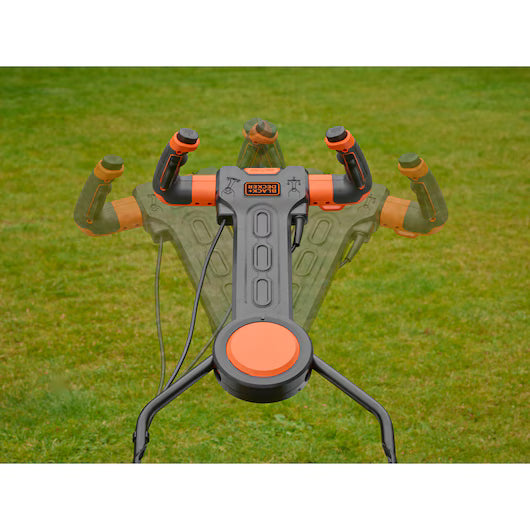 Tondeuse filaire BLACK+DECKER EASYSTEER avec moteur 1800 W et lame de 42 cm, vue de côté avec bouton de réglage.