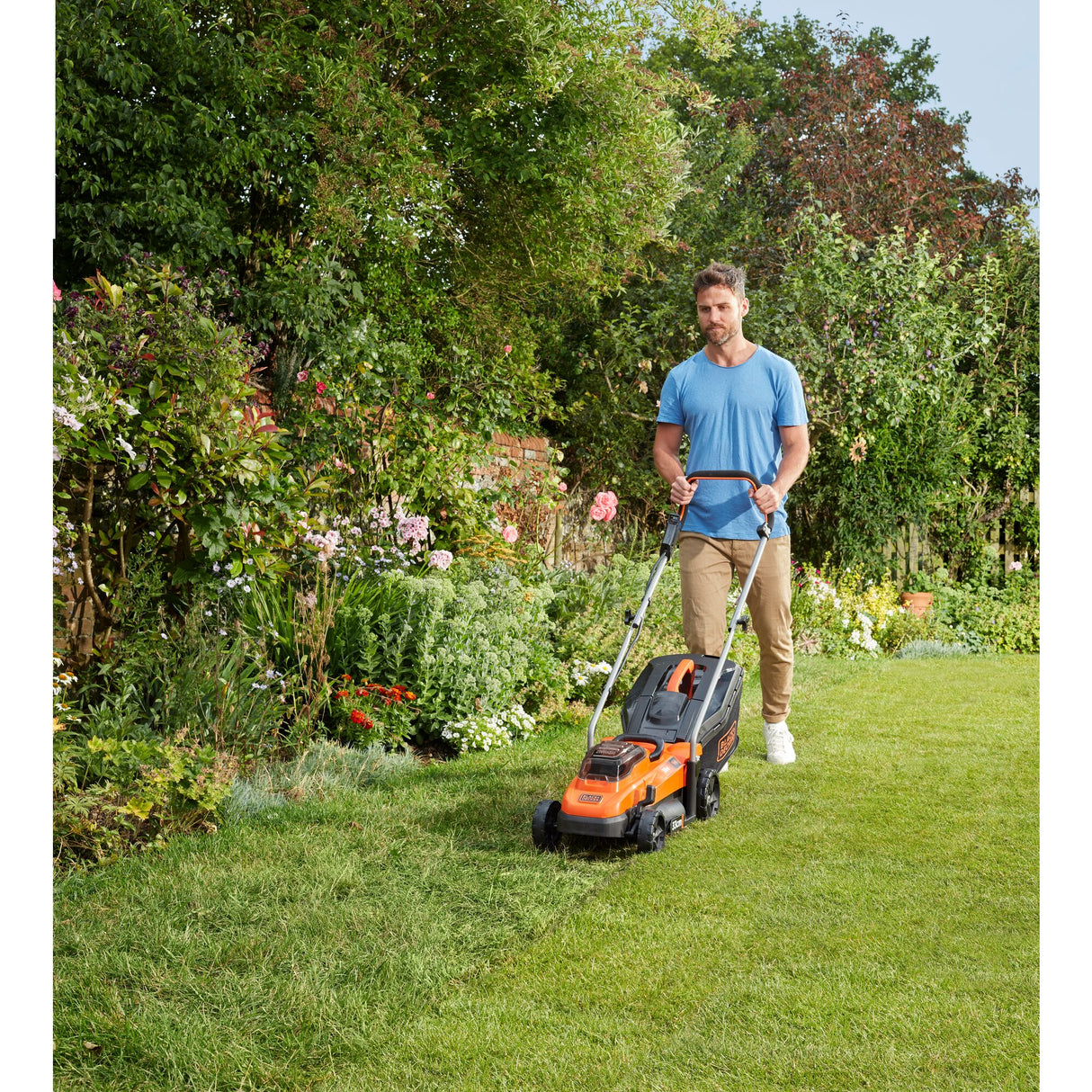 Tondeuse sans fil BLACK+DECKER 33cm 36V avec une batterie 2,5Ah, idéale pour l'entretien du jardin.