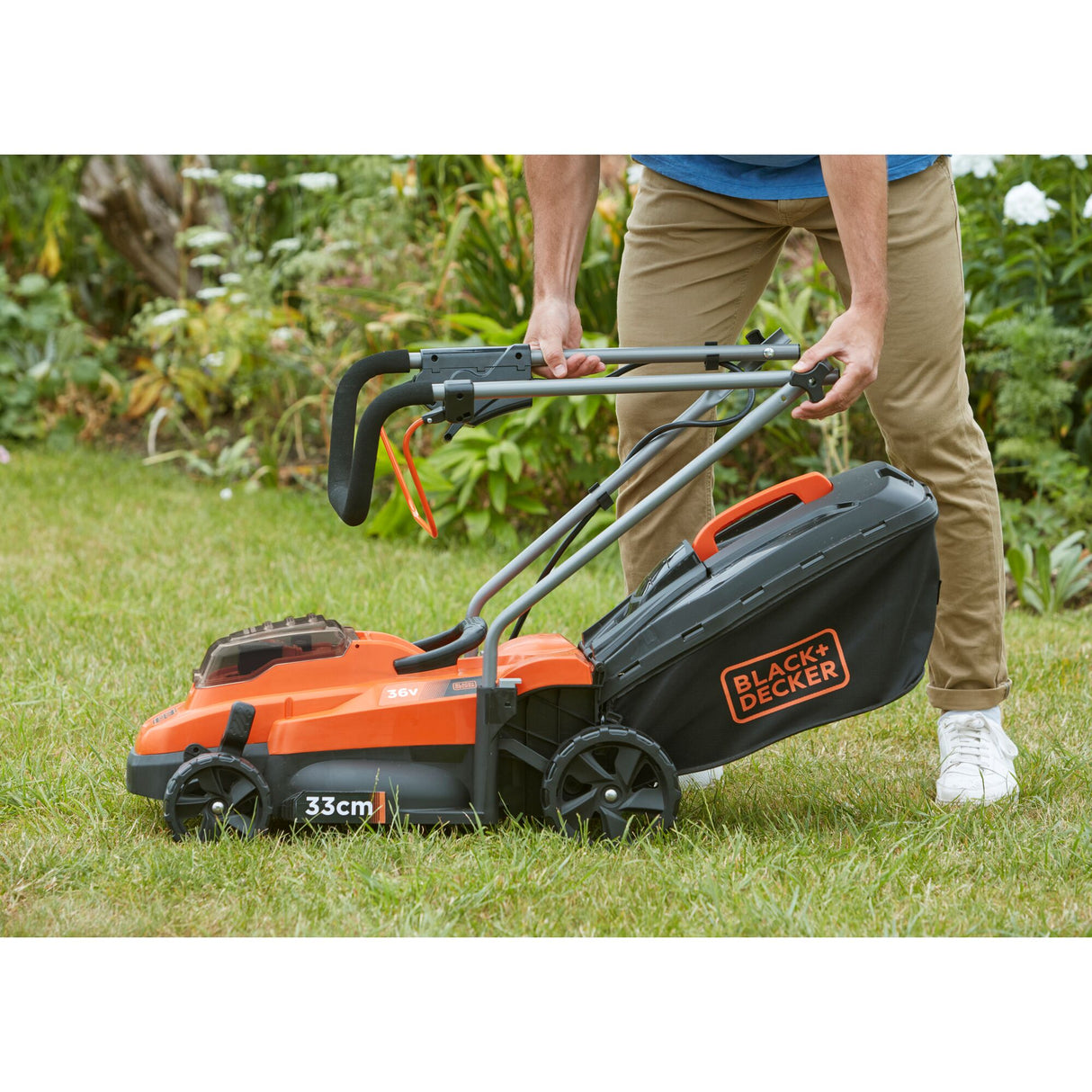 Tondeuse sans fil BLACK+DECKER de 33cm, 36V avec batterie 2,5Ah pour l'entretien du jardin.