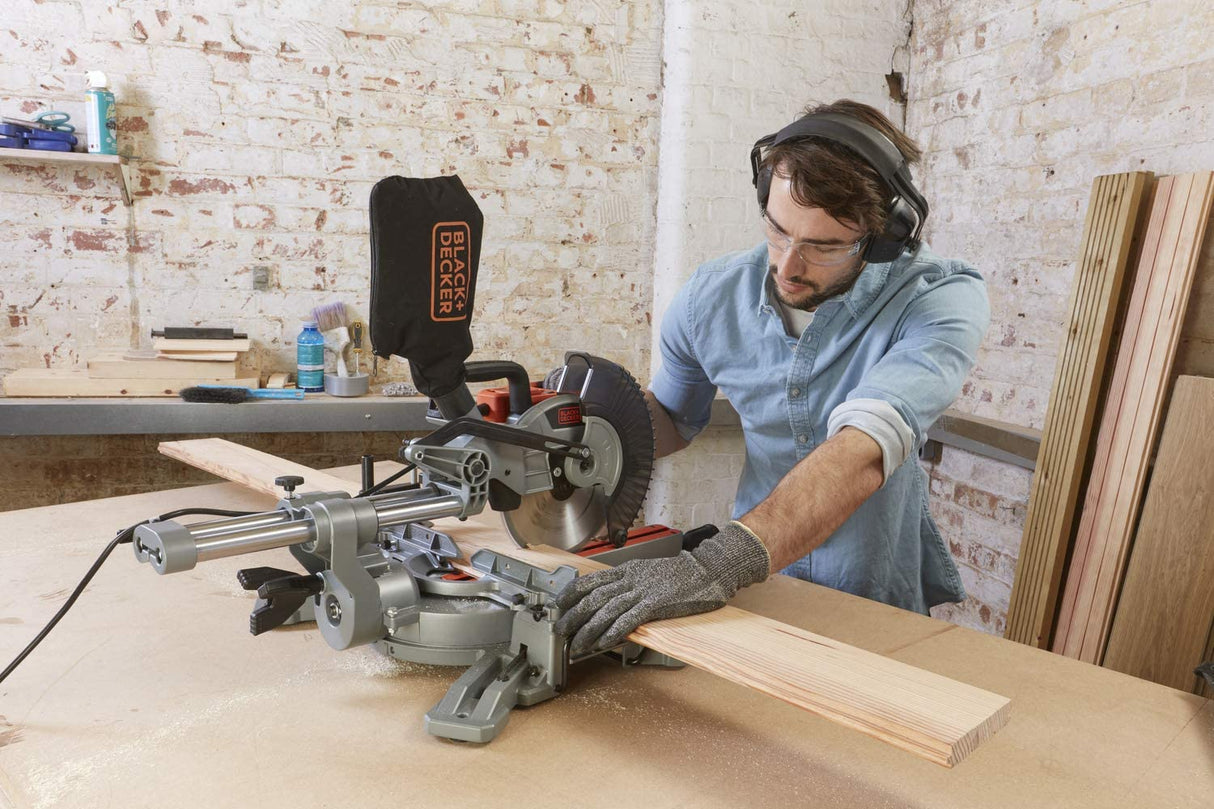 Scie à onglet grise Black+Decker, outil électroportatif pour bois, en utilisation