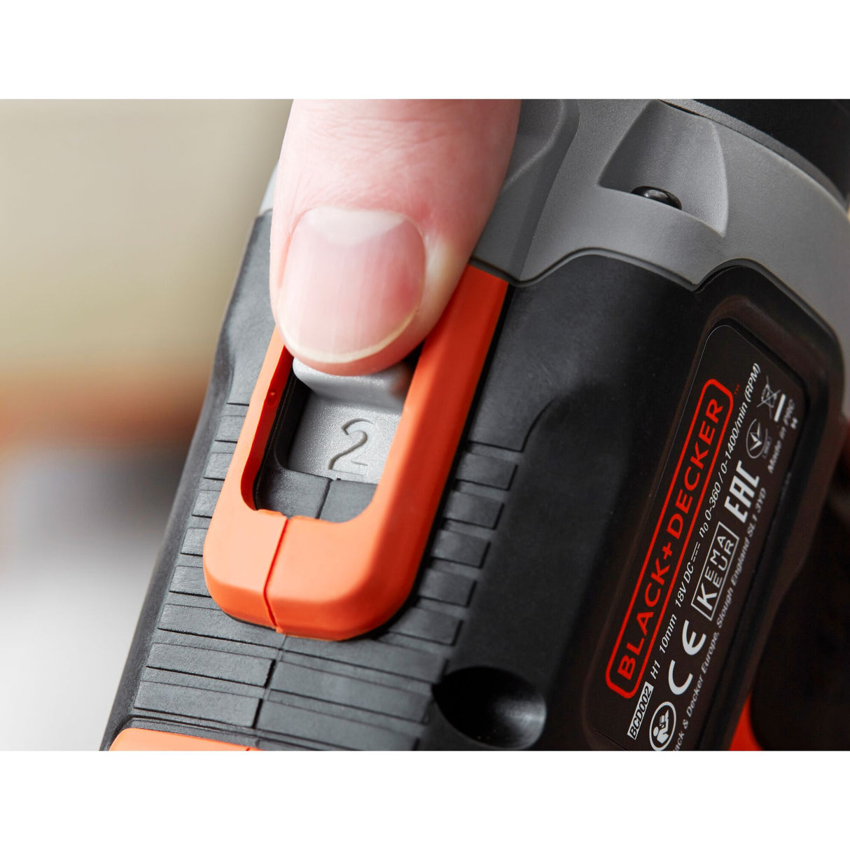 Perceuse à percussion BLACK+DECKER 18V avec 2 batteries 1.5Ah, 10 accessoires et sac souple, outil électrique pour bricolage