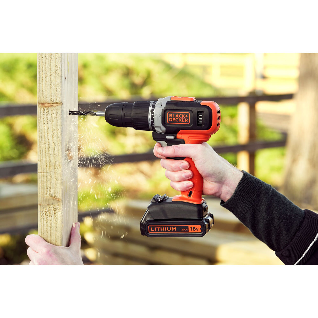 Perceuse à percussion BLACK+DECKER 18V avec 2 batteries 1,5Ah, 10 accessoires et sac souple, outil électrique robuste.