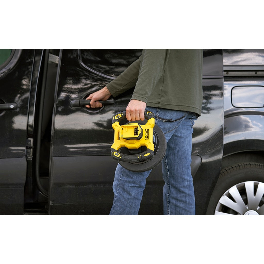Enrouleur électrique Stanley jaune et noir, outil portable de chantier.