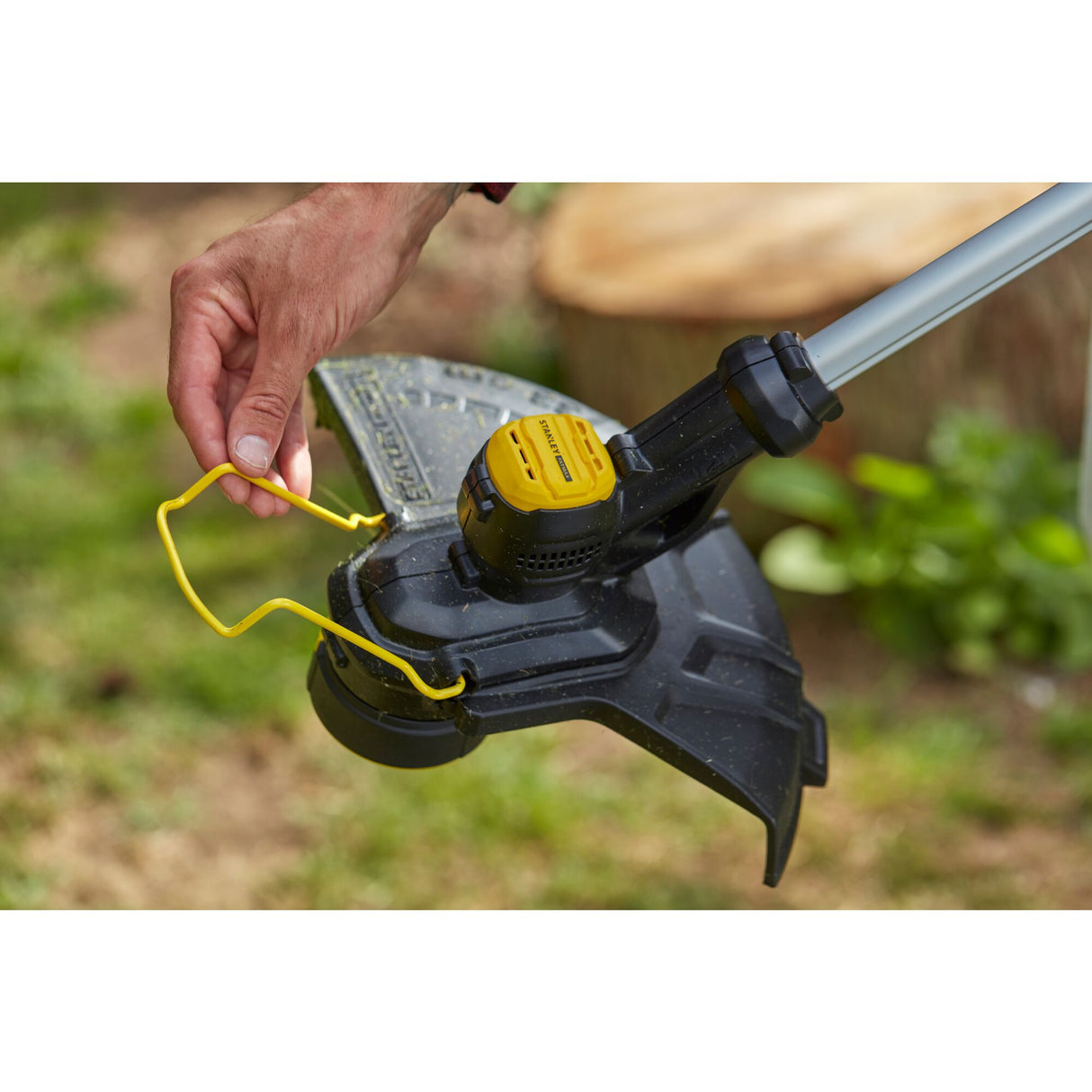 Coupe-bordures Stanley, outil de jardinage électrique couleur noir et jaune en usage