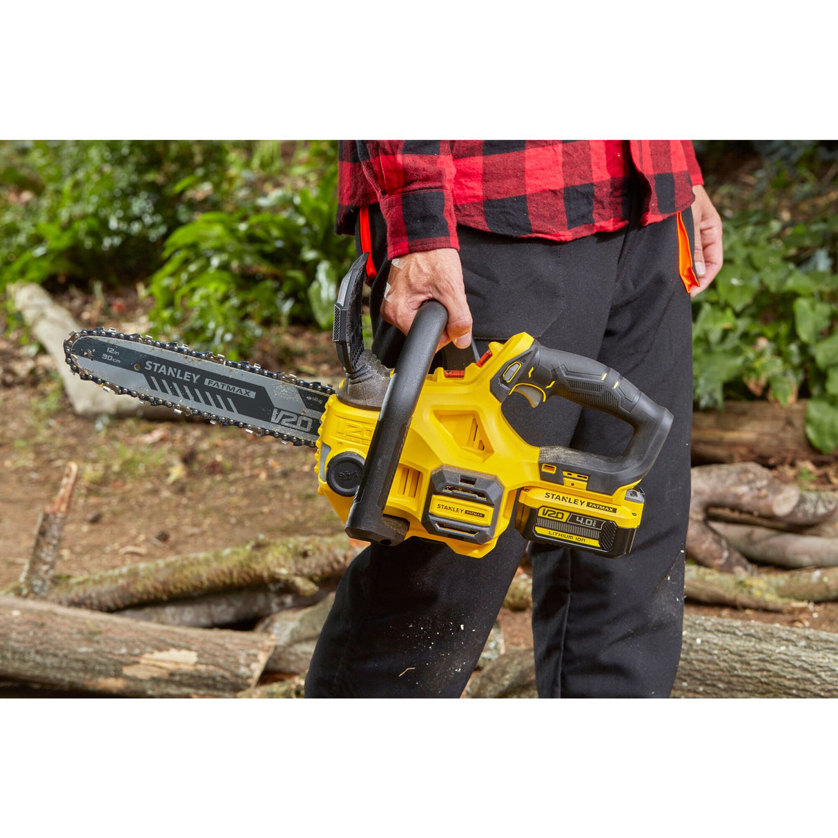 Tronçonneuse Stanley électrique jaune, tenue à la main, outil de coupe de bois