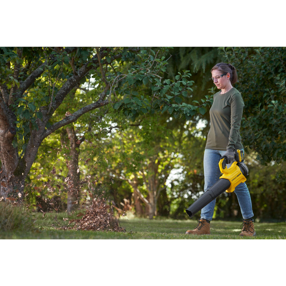 Souffleur de feuilles jaune Karcher utilisé dans un jardin, couleur noire et jaune.