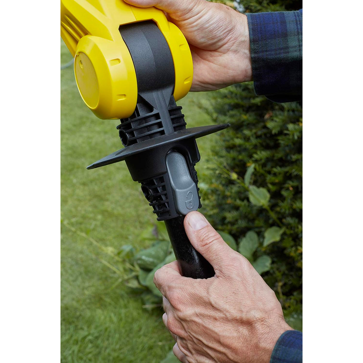 Détail coupe-bordure Kärcher jaune et noir, outil de jardin motorisé.