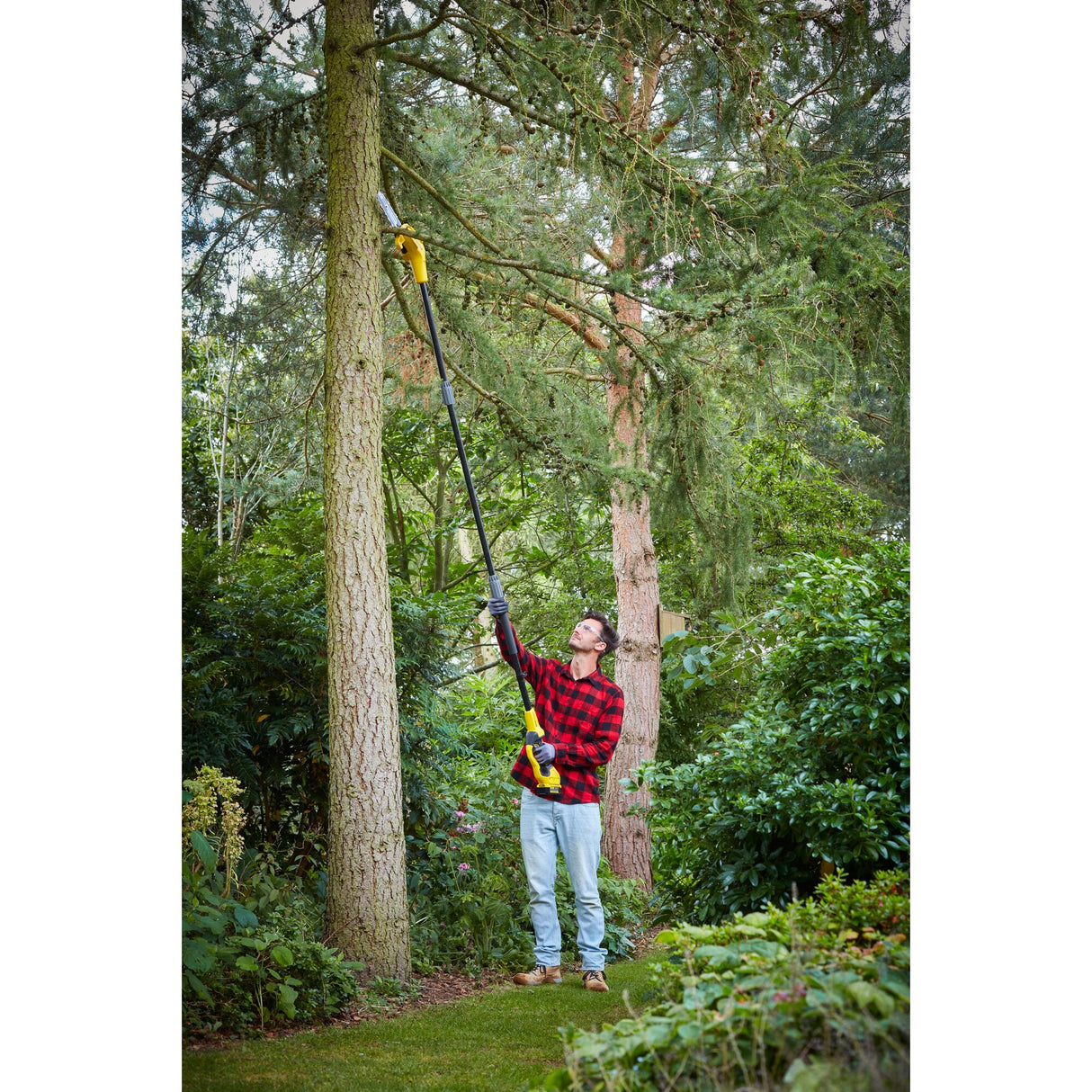 Élagueuse sur perche jaune DeWalt, outil de jardinage pour tailler les branches en hauteur.