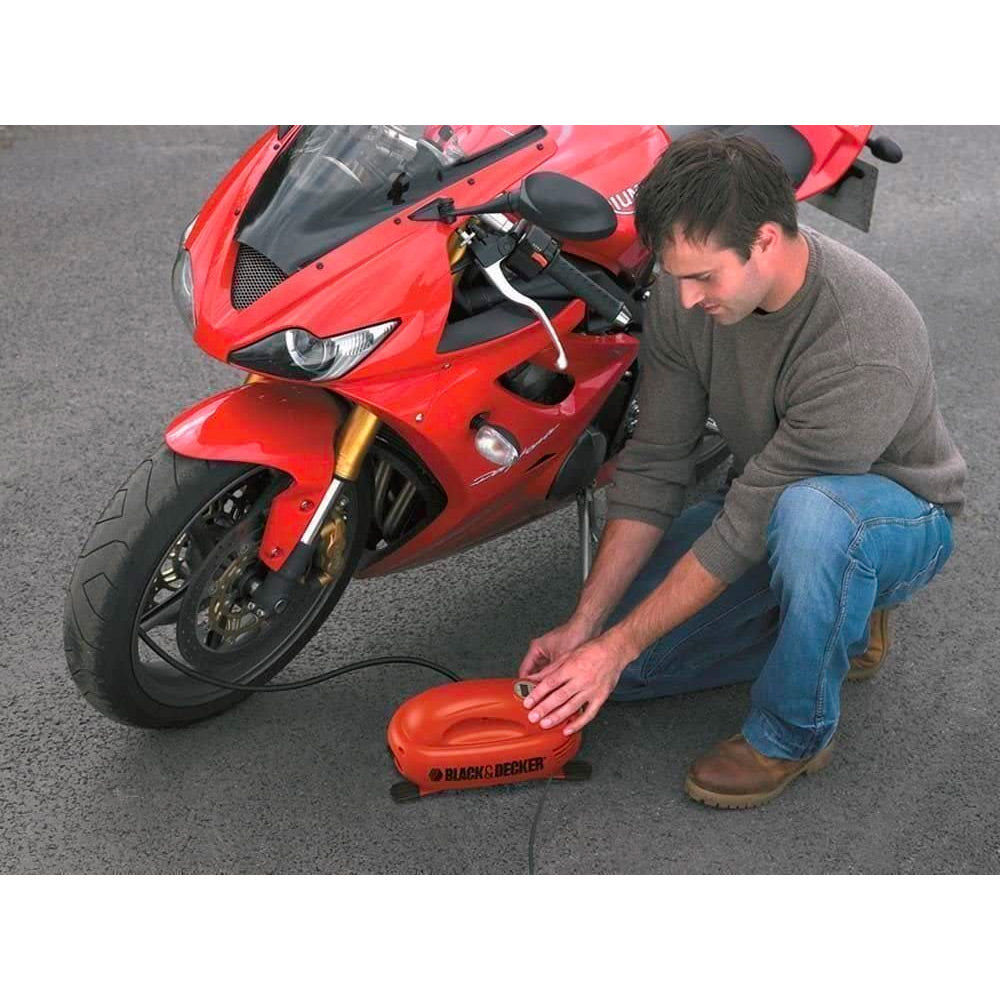 Compresseur Black+Decker portable orange utilisé pour gonfler pneu moto