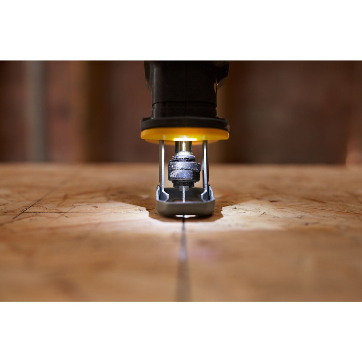 Défonceuse DeWalt, outil électroportatif, couleur noire et jaune, sur bois.