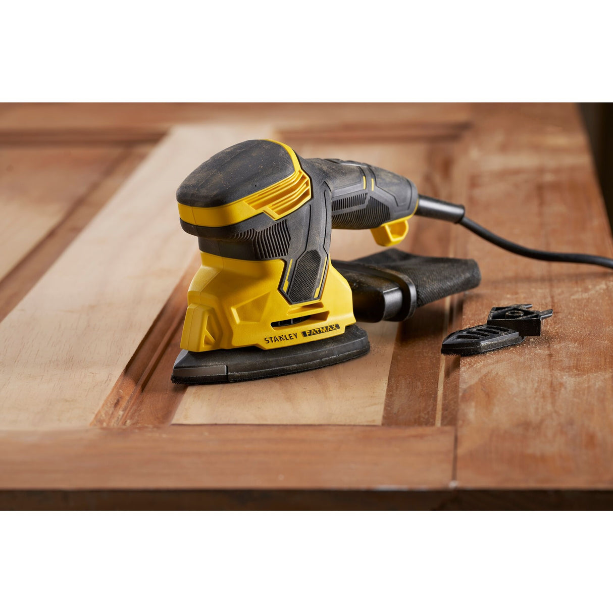 Ponceuse électrique Stanley jaune et noire, outil électroportatif pour bois.