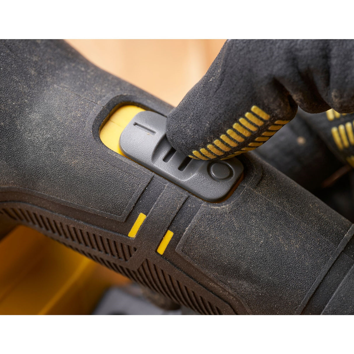 Bouton de réglage sur scie sauteuse DeWalt, outil électroportatif noir et jaune