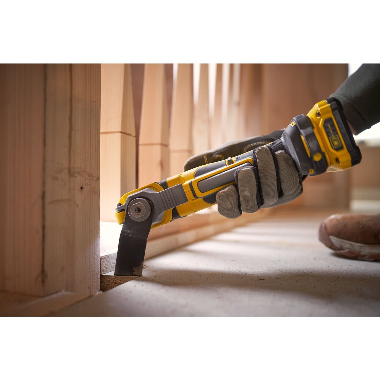 Outil multifonction DeWalt jaune, outil électroportatif, utilisé sur bois clair