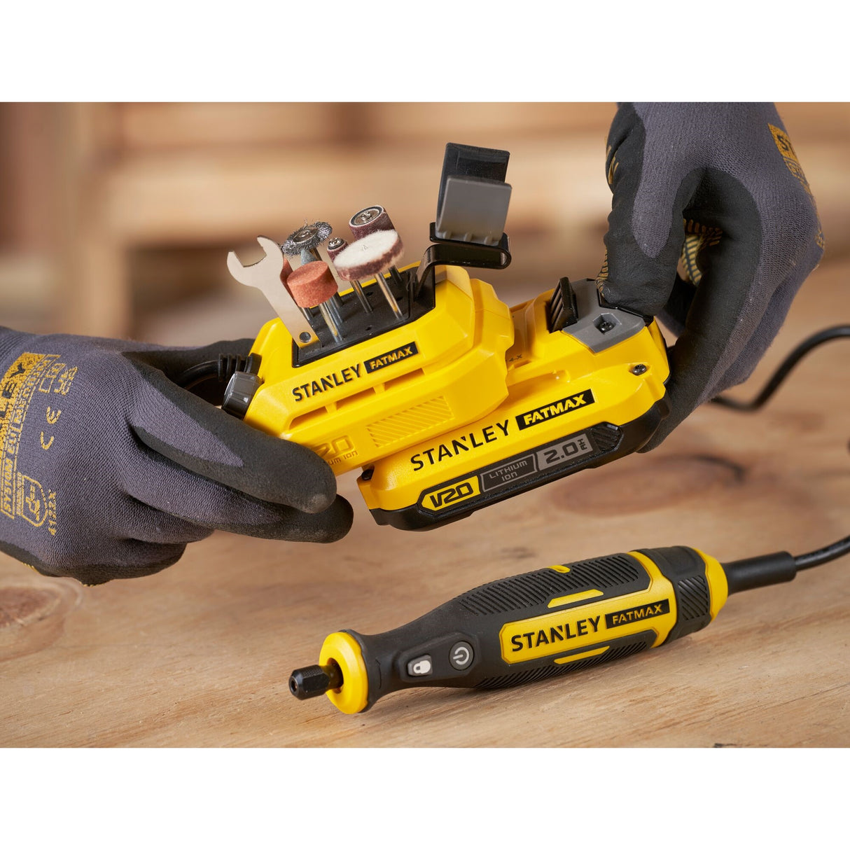 Outil rotatif Stanley Fatmax, outil électroportatif jaune et noir avec accessoires, sur établi.
