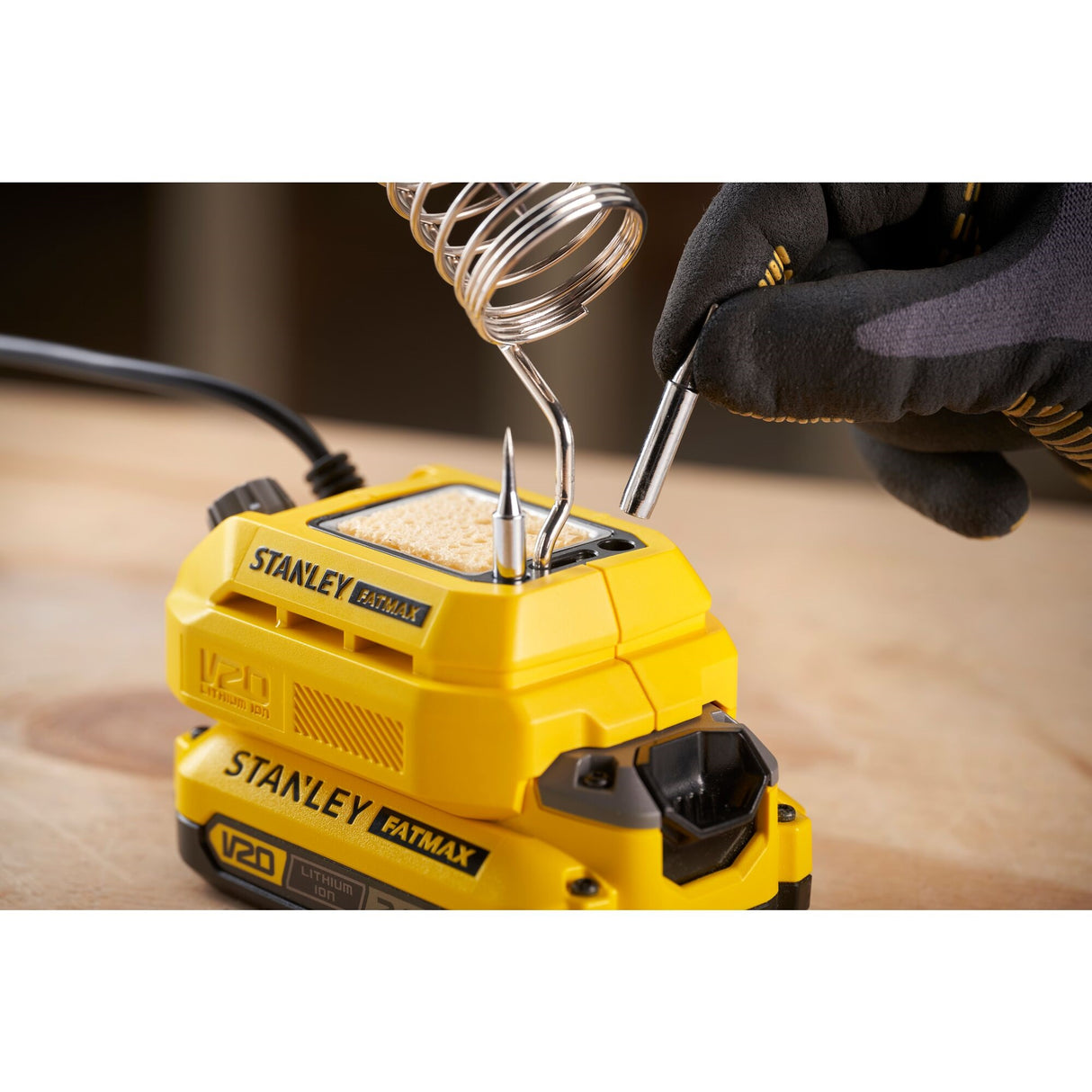 Station de soudage jaune Stanley Fatmax, outillage électroportatif avec support en métal.