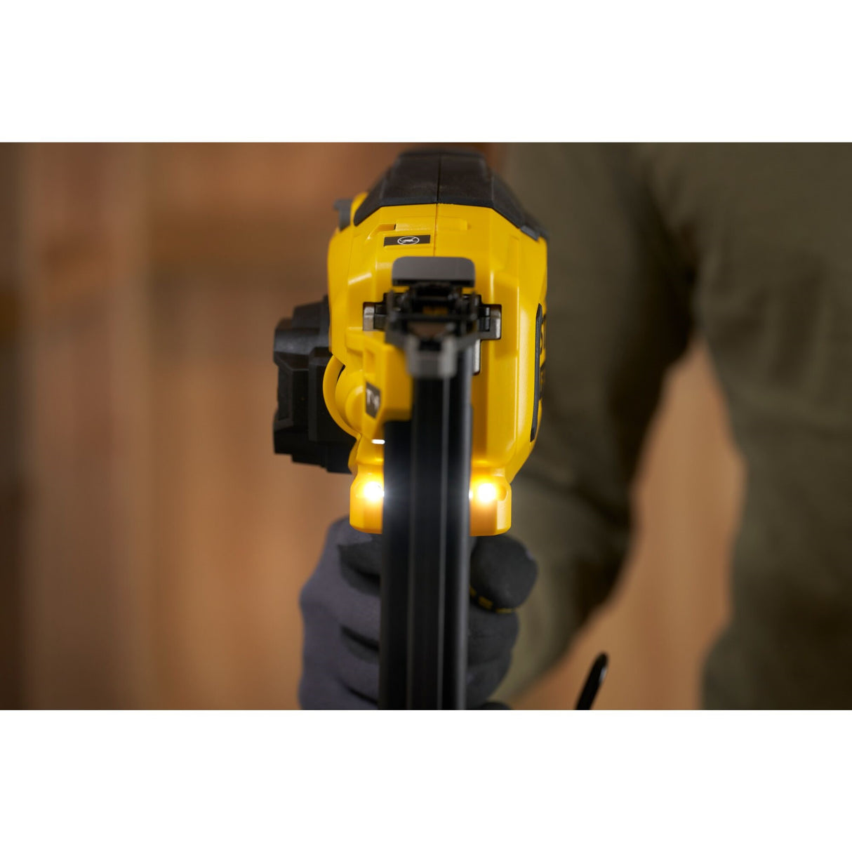 Cloueur jaune DeWalt, outil électroportatif, couleur noire et jaune, en utilisation