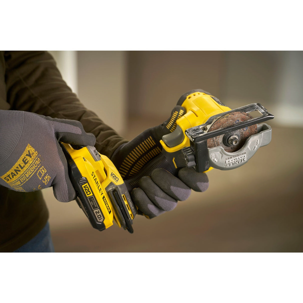 Scie circulaire sans fil Stanley, outil électroportatif jaune et noir, en utilisation
