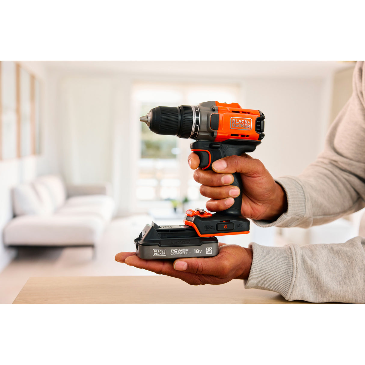 Perceuse visseuse BLACK+DECKER 18V brushless avec 2 batteries 2Ah, en mallette pour bricolage et travaux.