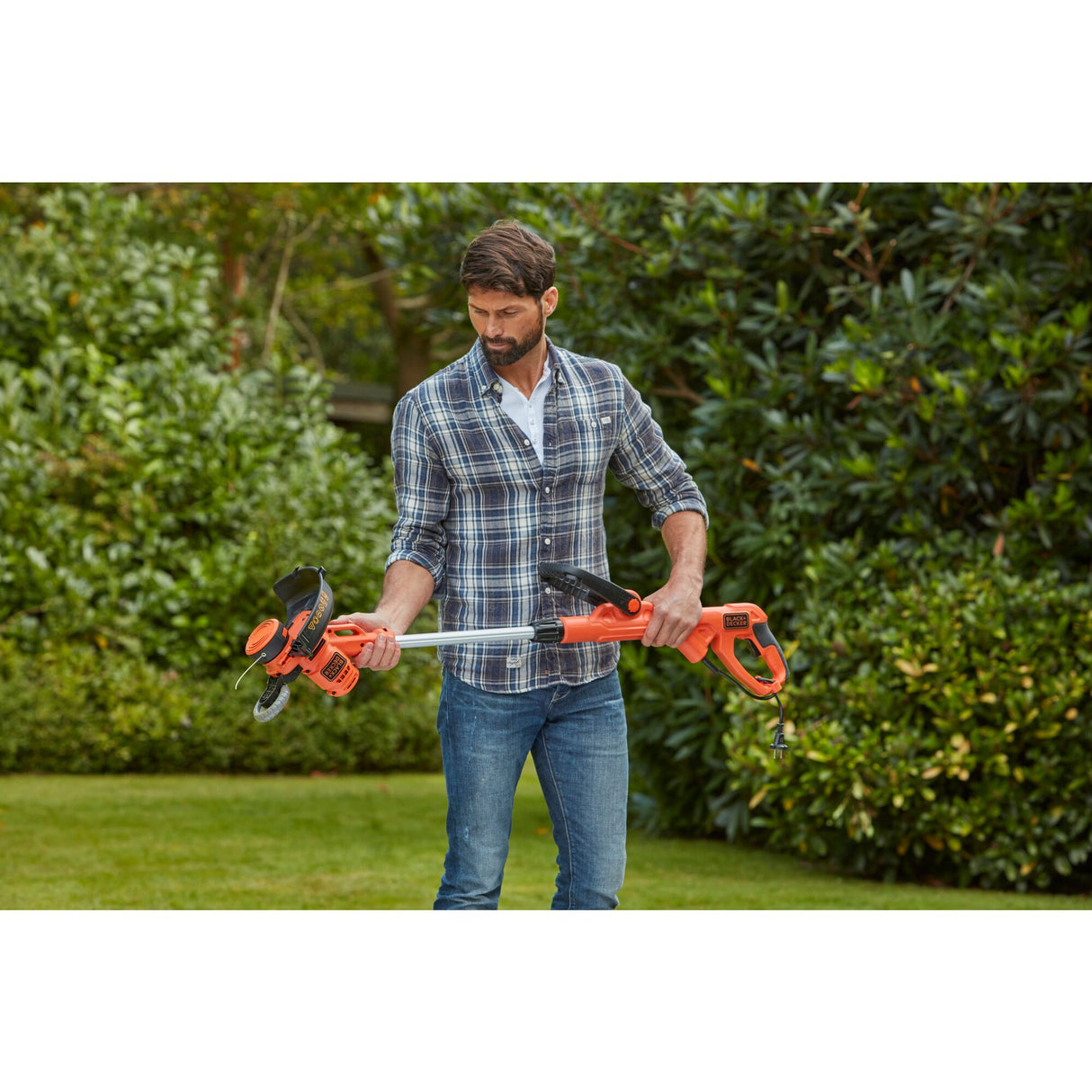 Coupe-bordure électrique filaire BLACK+DECKER 550W avec lame de 30 cm et rallonge de 10 m, outil de jardinage pratique.