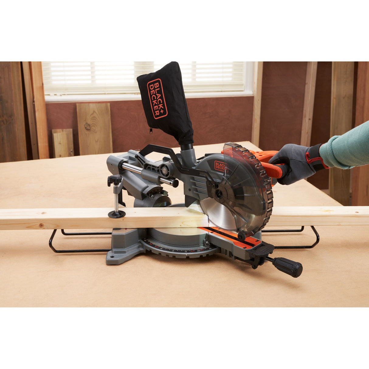 Scie à onglet Black+Decker grise et noire, coupe du bois, couleur orange et noire