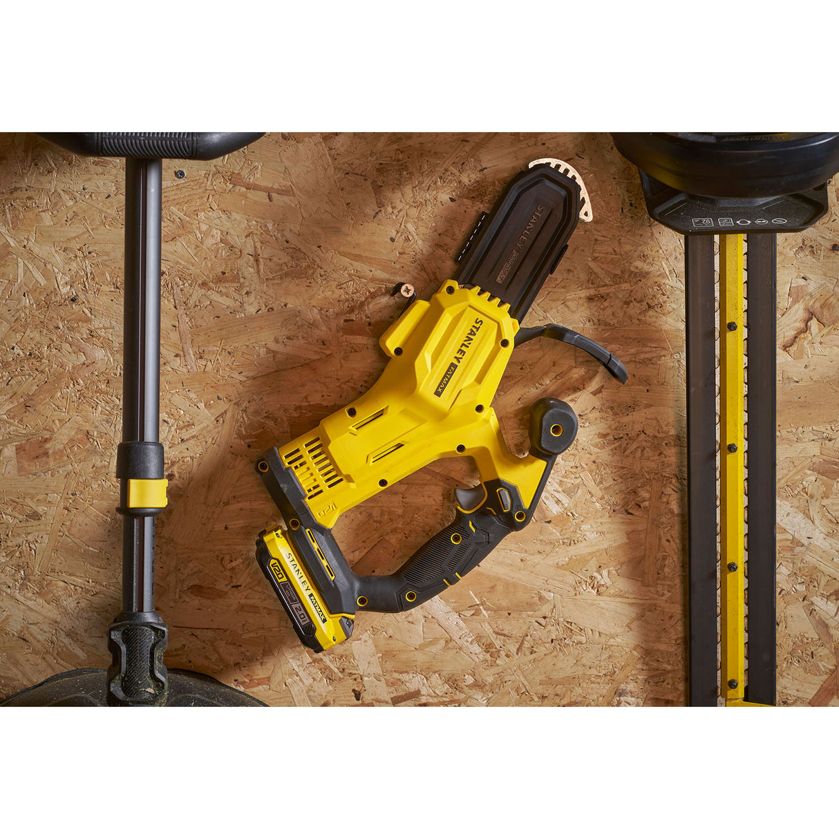 Élagueuse sans fil Stanley, outil de jardinage, couleur jaune et noir sur fond en bois.