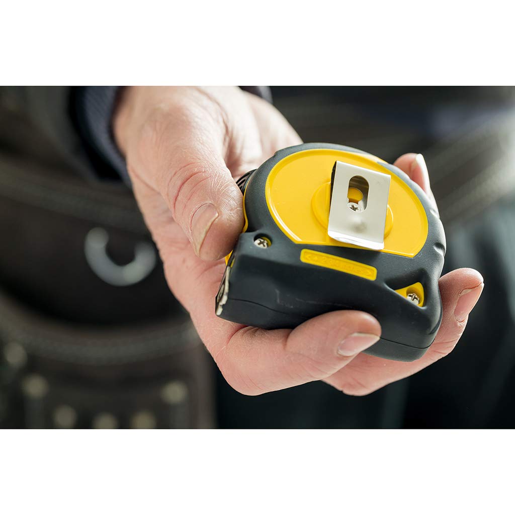 Stanley mètre ruban jaune et noir, outil de mesure, tenu en main