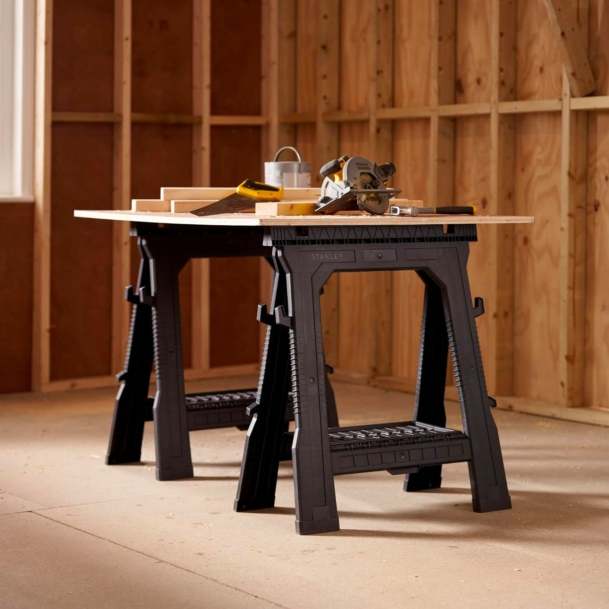 Tréteaux noirs Stanley, support de travail pour chantier, couleur noire.