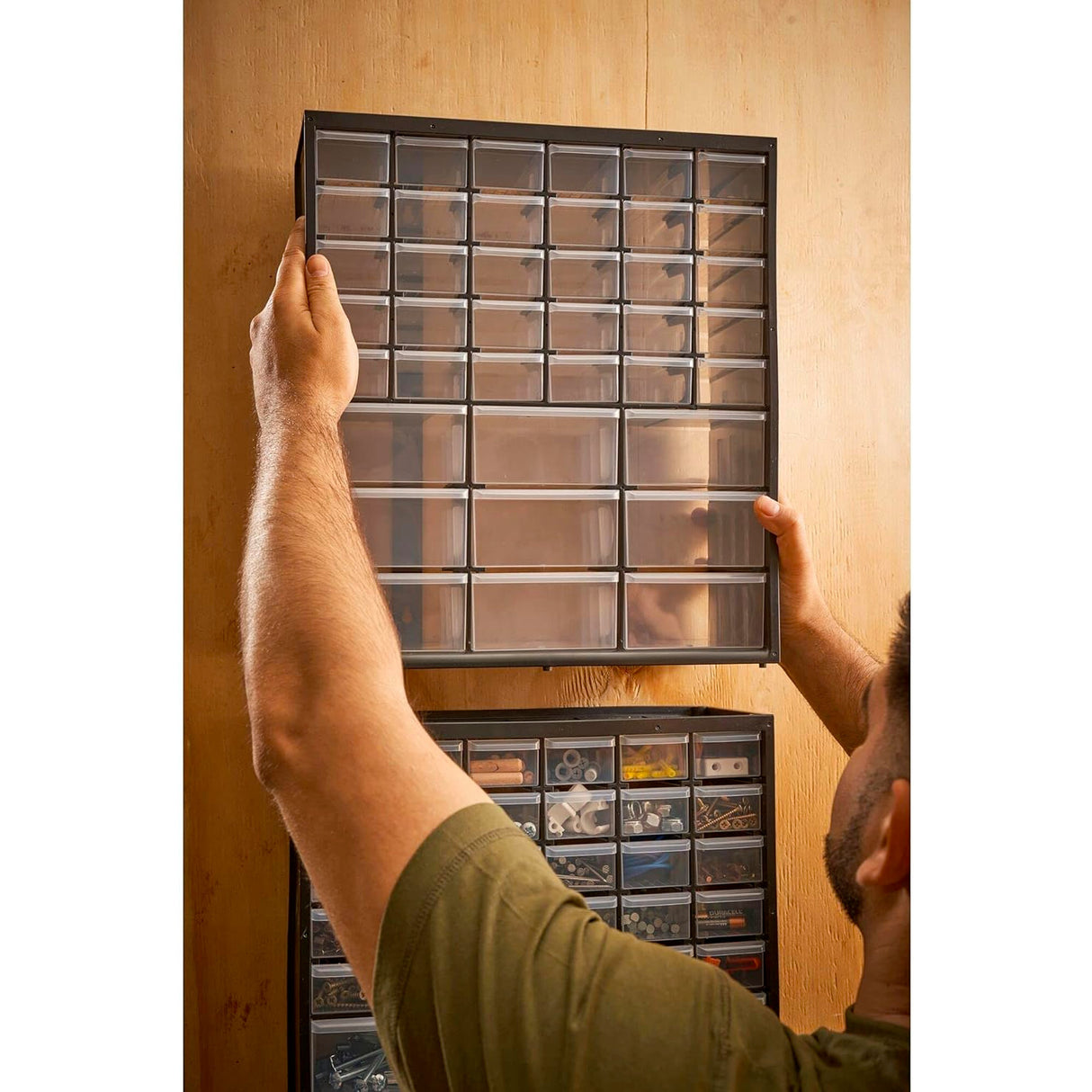 Organiseur à tiroirs grise de marque Stanley, rangement mural pour outils et visserie