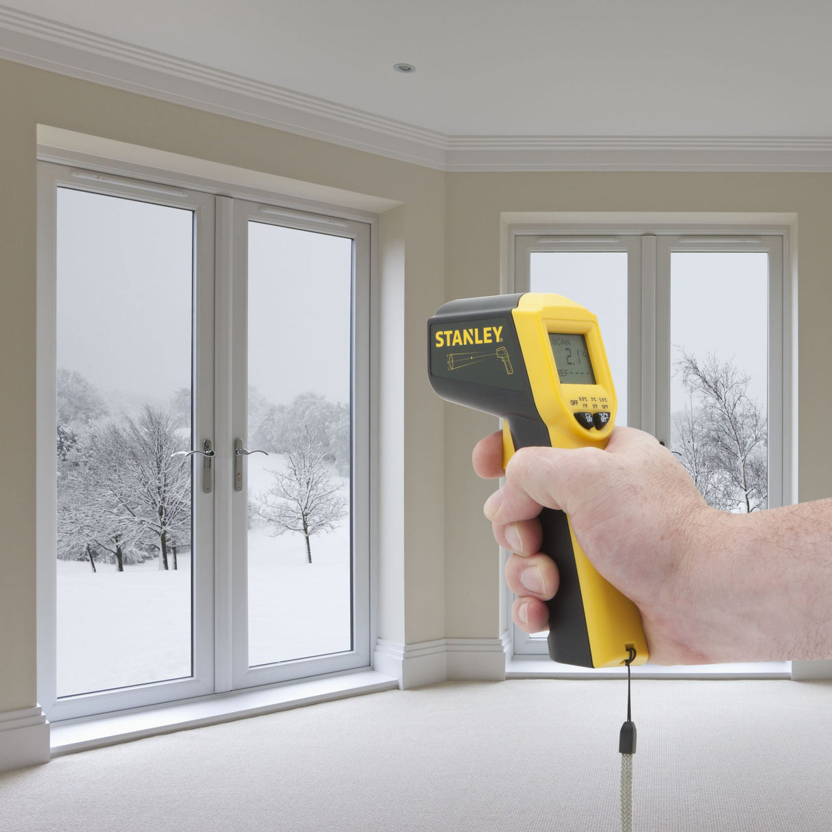 Thermomètre infrarouge Stanley, outil de mesure jaune et noir, utilisé en intérieur