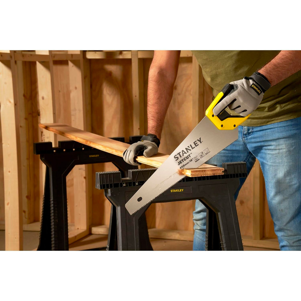 Scie à main Stanley JetCut, jaune et argent, utilisée pour couper du bois.
