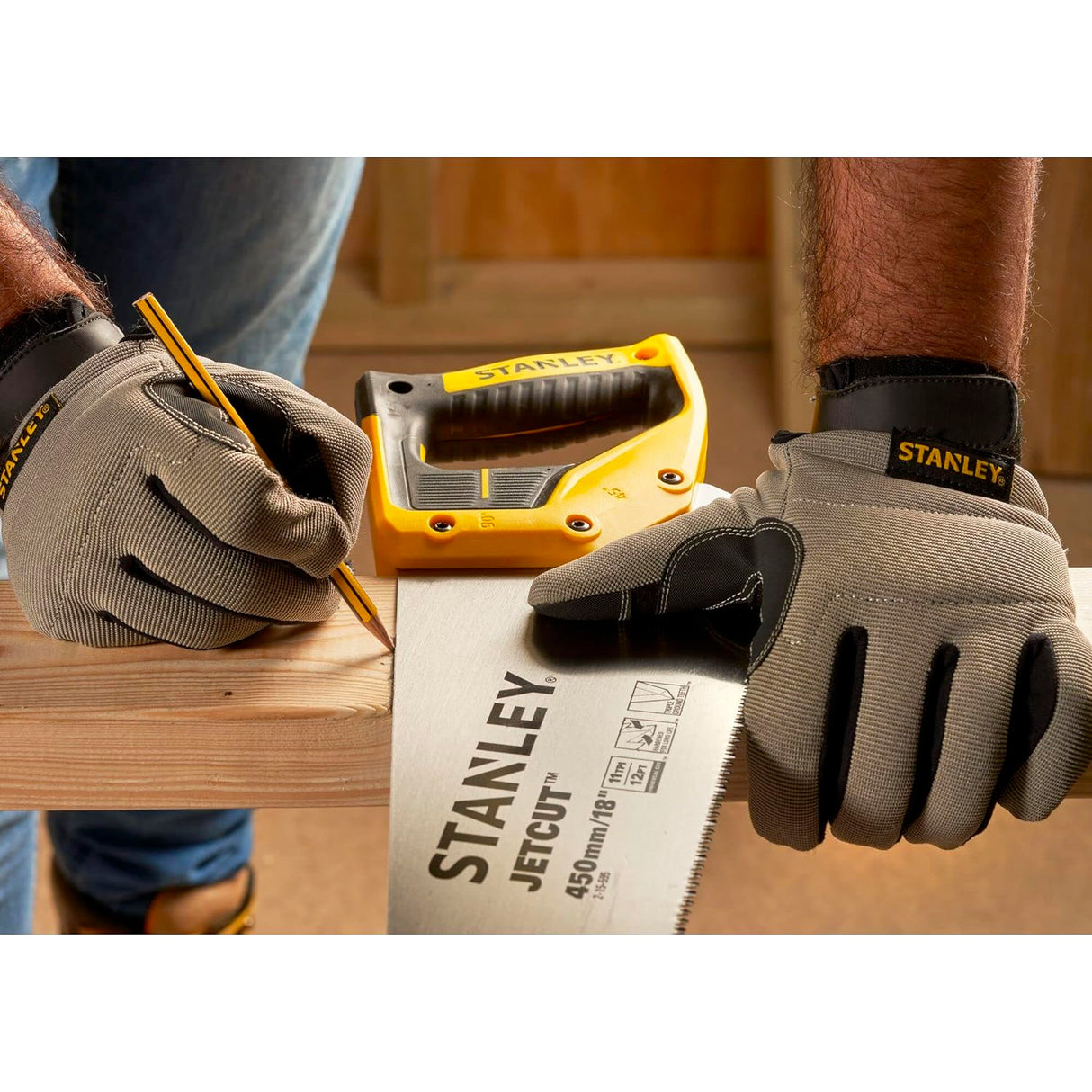 Scie à main Stanley Jetcut grise et jaune, type outil à main, utilisée sur bois