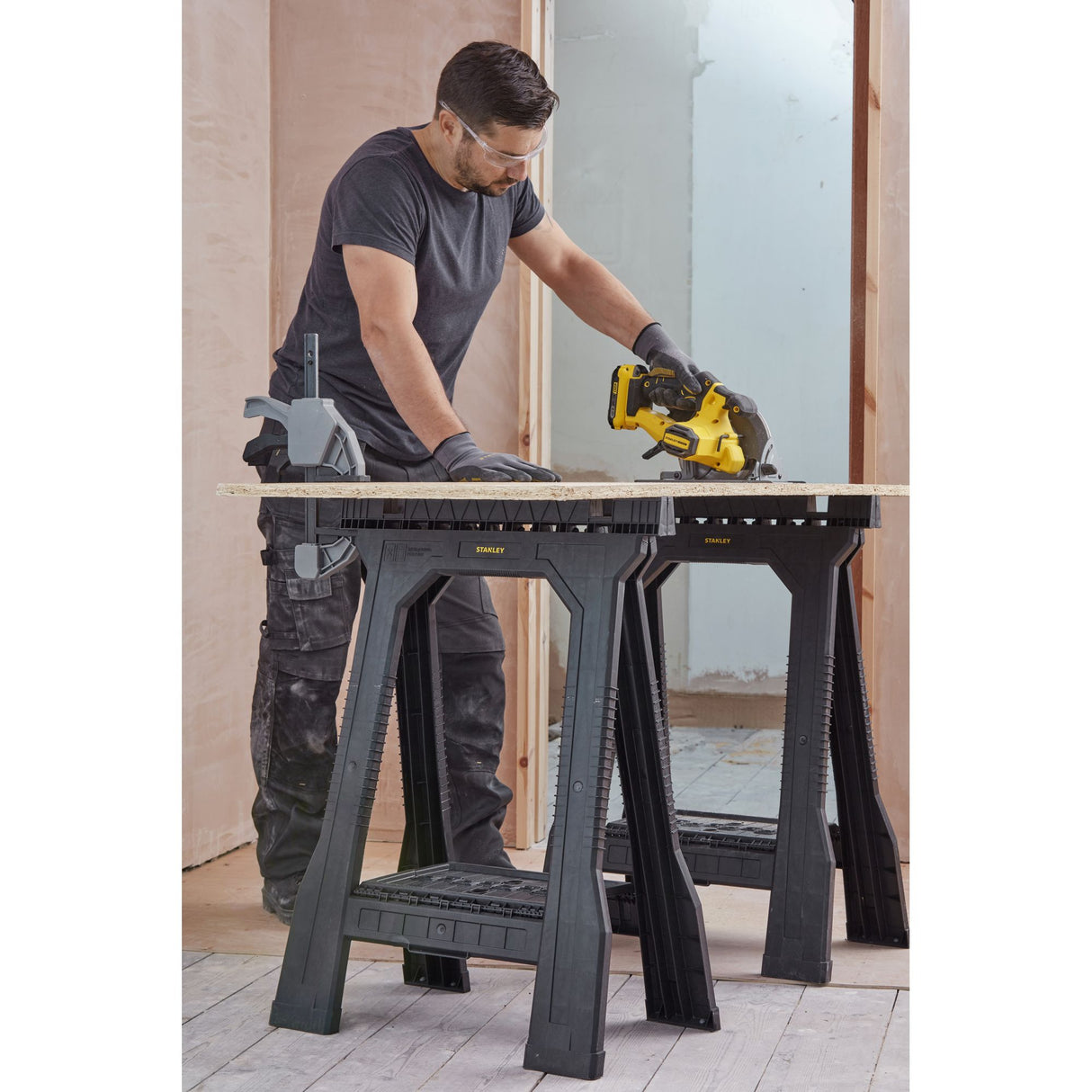 Tréteaux noirs Stanley, support de travail, pliables, utilisés en atelier.