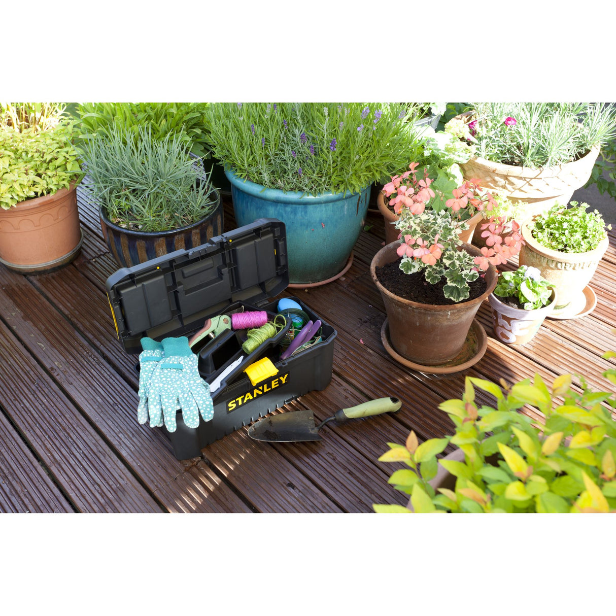 Boîte à outils noire Stanley, outillage de jardinage, sur terrasse en bois