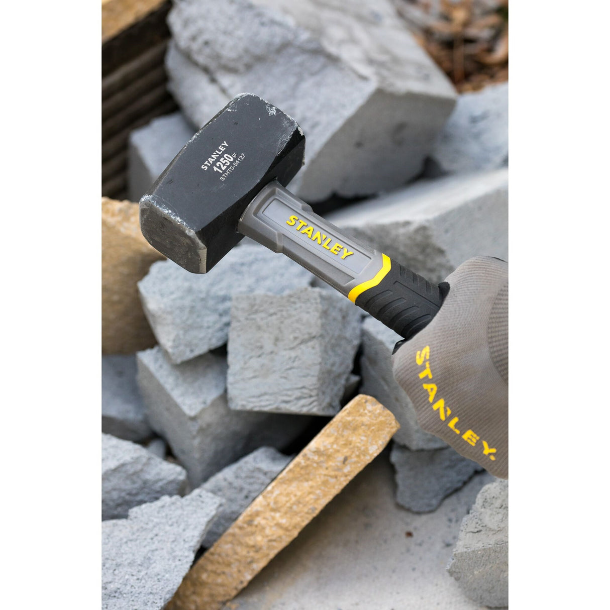 Marteau massette Stanley noir et gris, utilisé pour casser des parpaings.