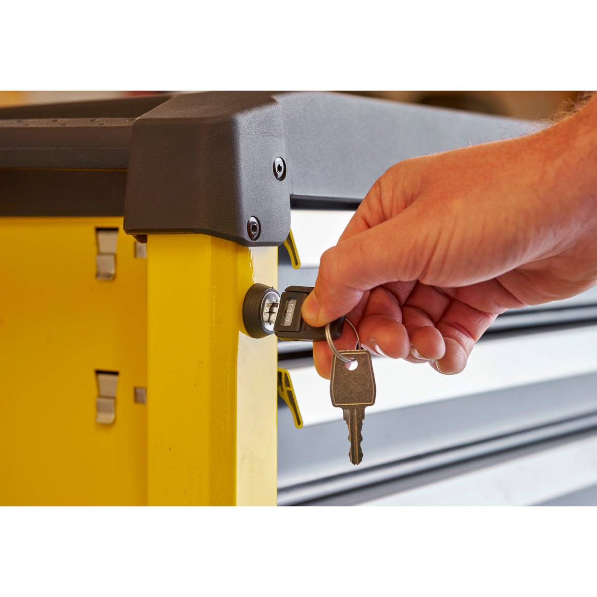 Servante d'atelier Stanley jaune avec serrure et clé, outil de rangement sécurisé
