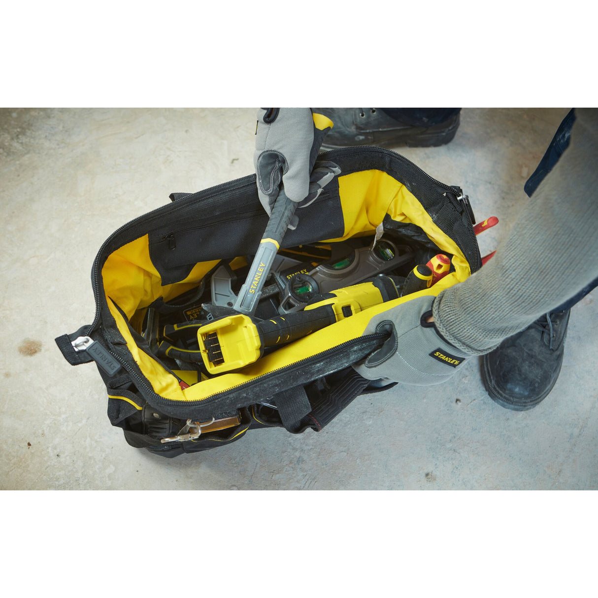 Sac à outils Stanley noir et jaune, outils de bricolage visibles à l'intérieur.