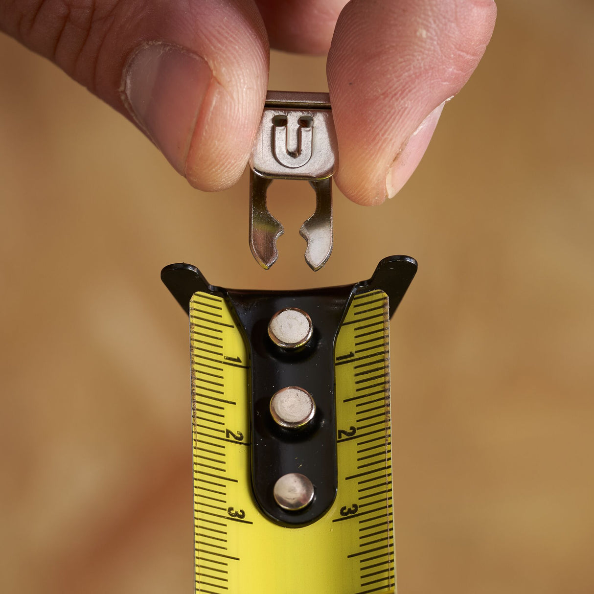 Embout Stanley pour mètre ruban, accessoire outillage, couleur métallique argentée.