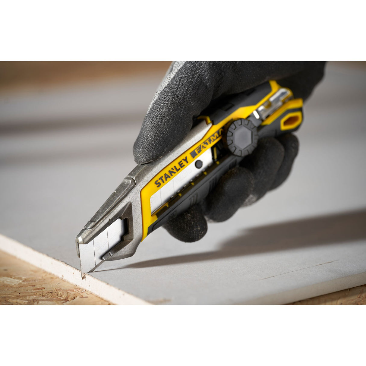 Cutter Stanley, outil de coupe jaune et gris, utilisé pour le bricolage ou la plomberie